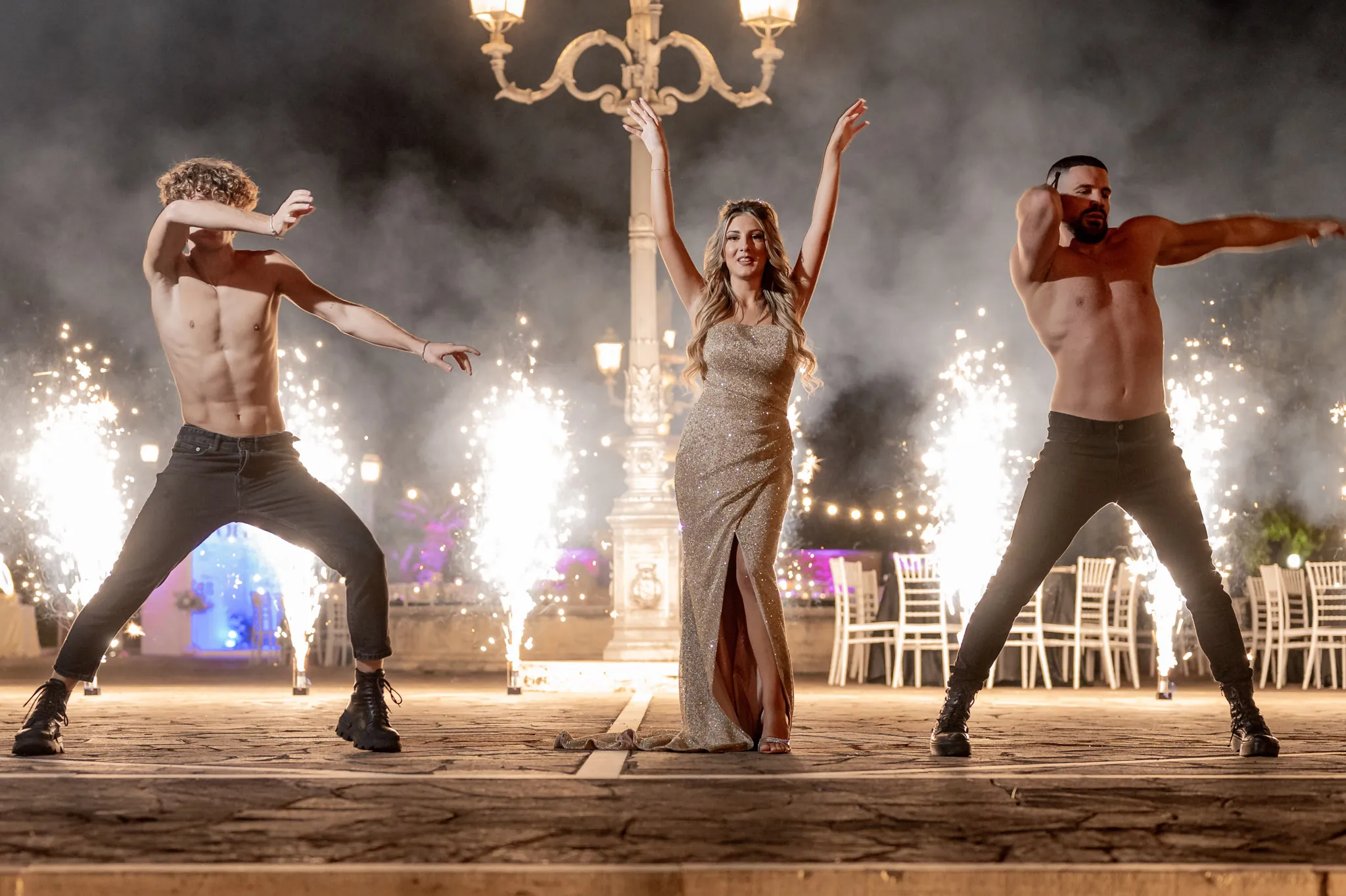 Show di fuoco e scintille con due ballerini ai lati della festeggiata