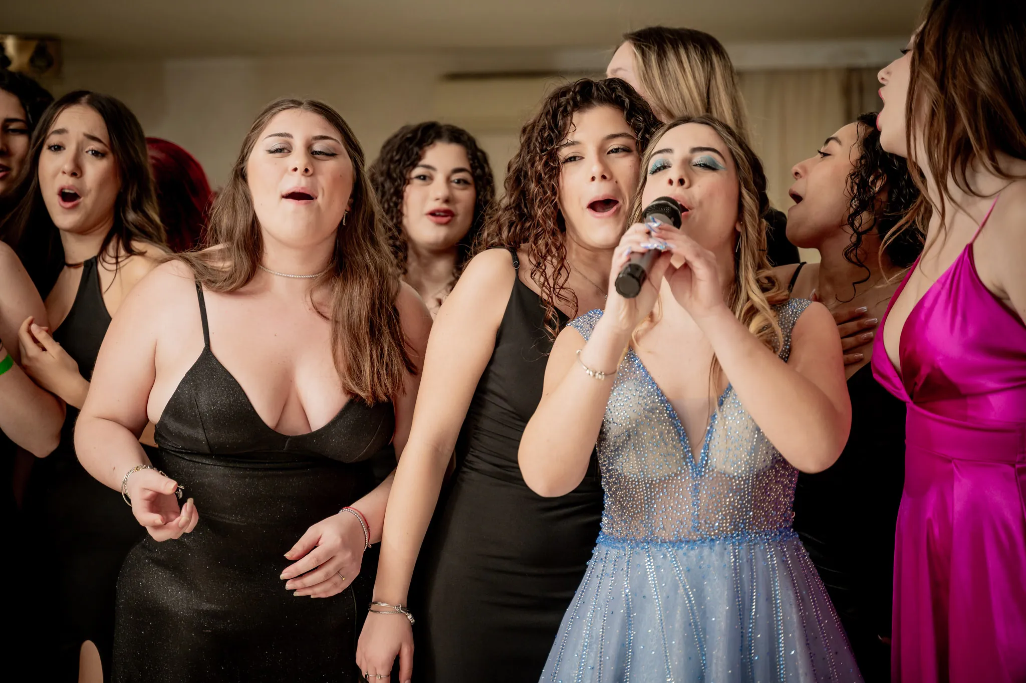 Amiche che cantano a squarciagola con il microfono