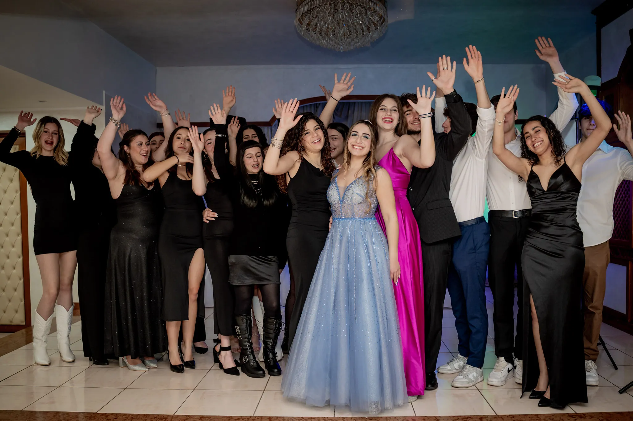 Grande foto di gruppo con tutti gli invitati a braccia alzate