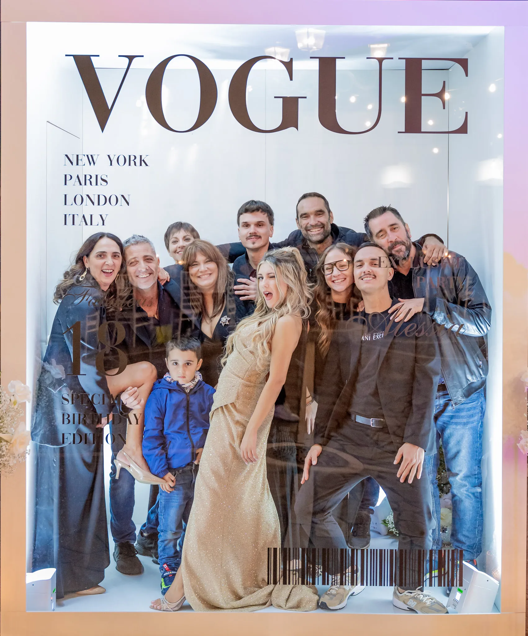 Invitati nella cornice gigante che imita la copertina di una rivista