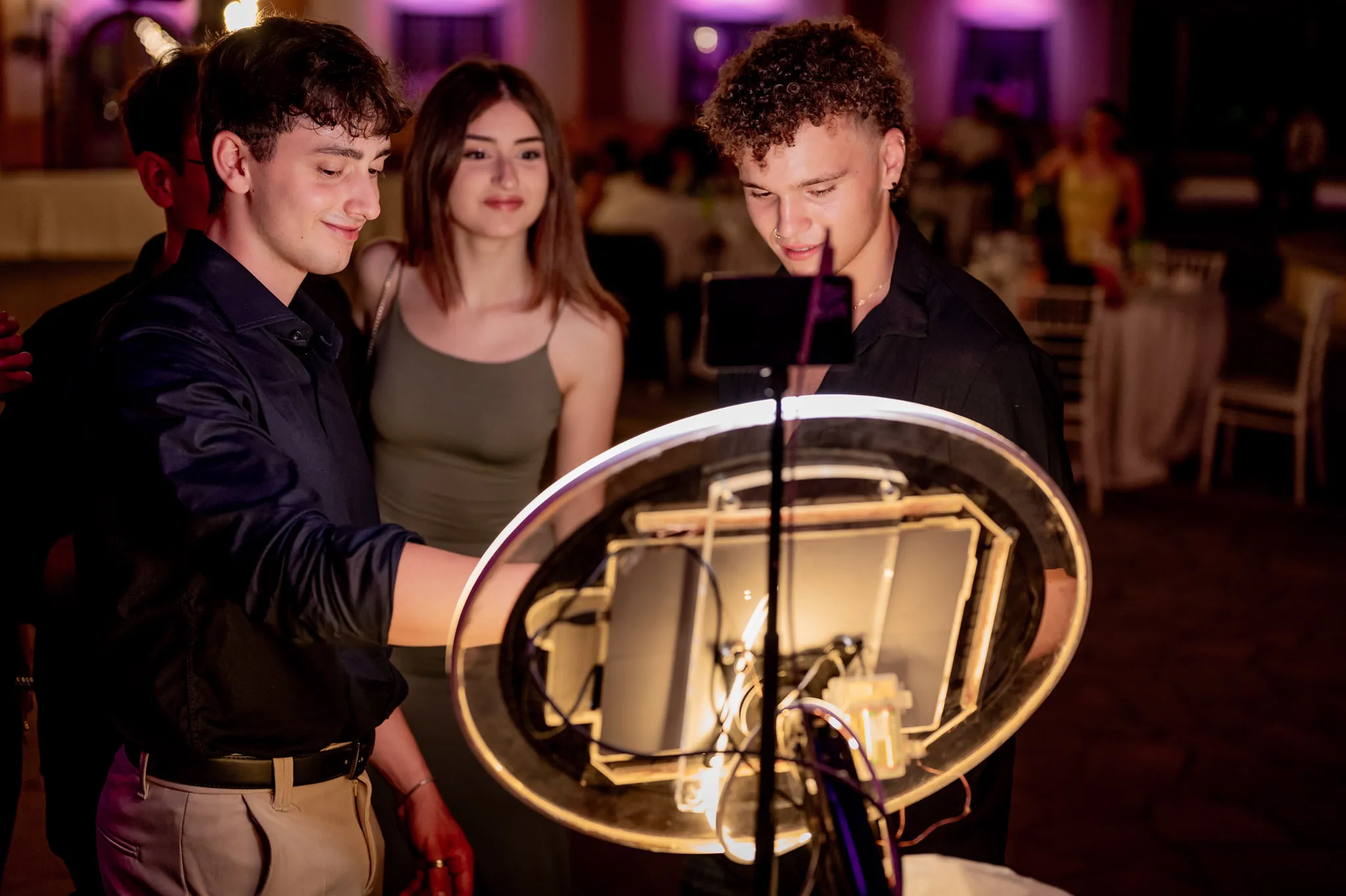 Ragazzi che si fotografano alla postazione con la ring light durante una festa