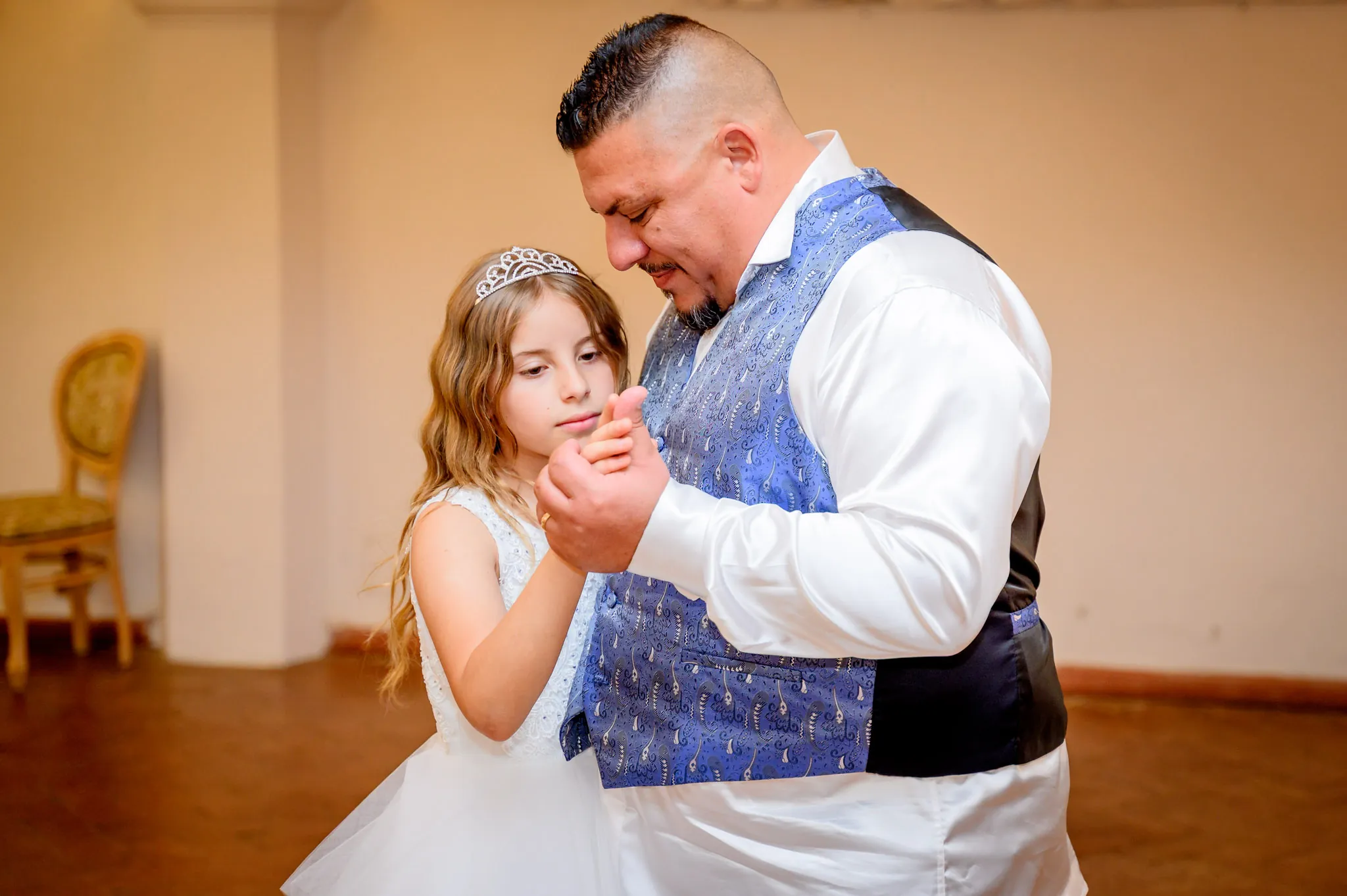 Papà che balla con la figlia alla festa della prima comunione