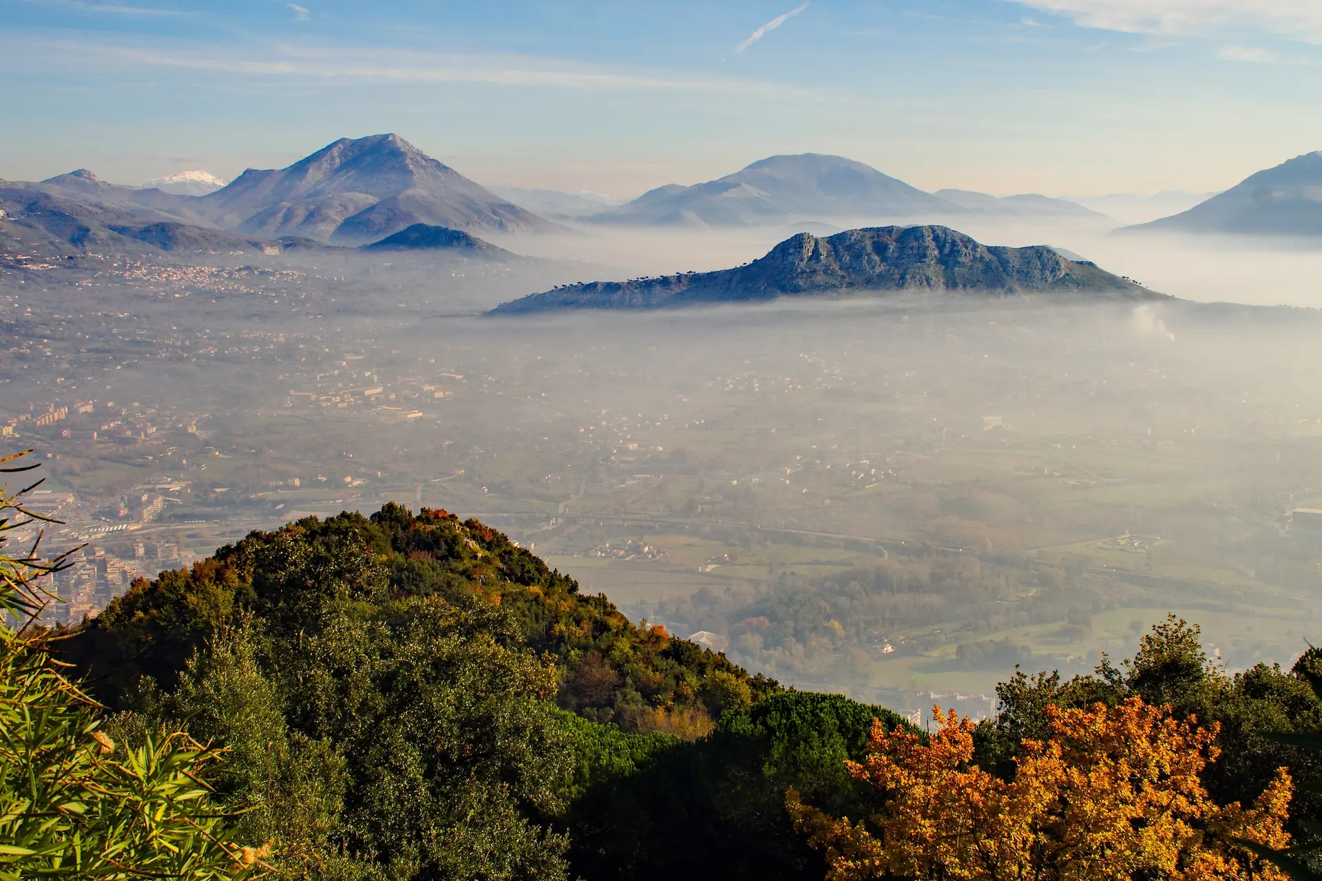 La piana di Cassino avvolta dalla nebbia, vista dall’alto di Montecassino