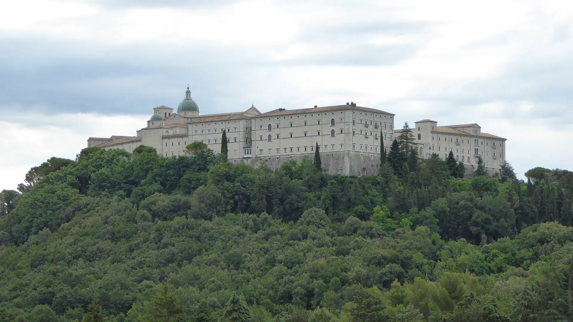 L’abbazia di Montecassino sulla collina ricoperta di boschi