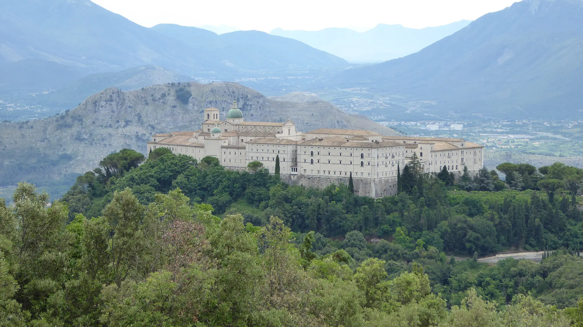 L’abbazia di Montecassino sopra la valle, con i monti sullo sfondo